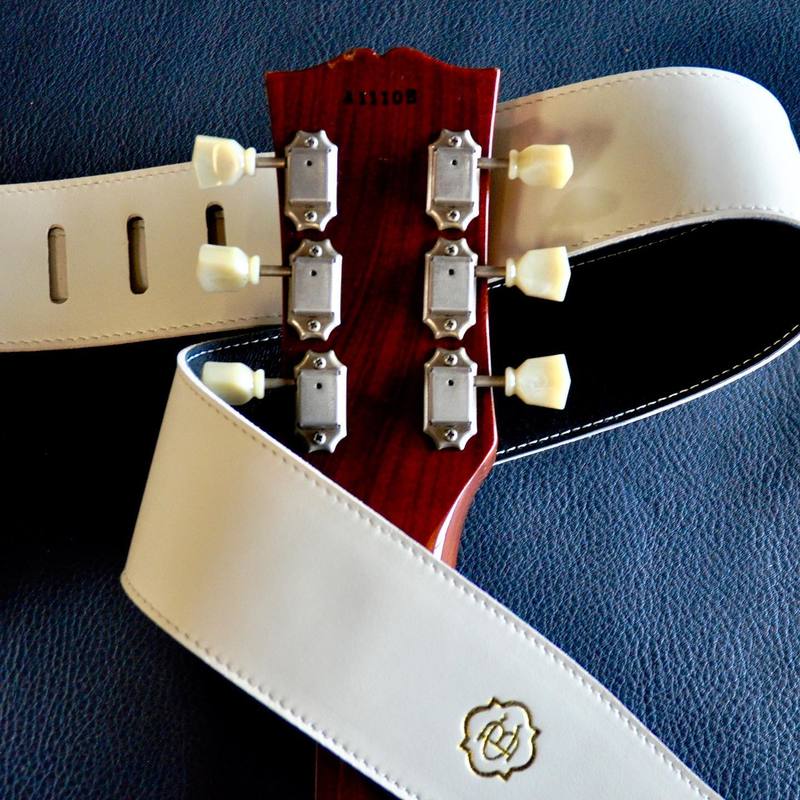 Blouson Noir Cream / Black. #guitarstrap #vintageguitar #lespaul #madeinfrance #artisanat #craftsmanship