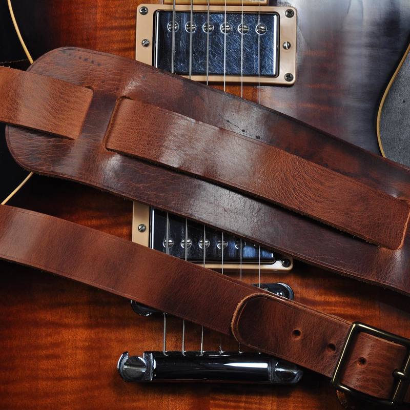@gibsonguitar + 1959 Custom Baker Brown. 🤩. #guitarstrap #guitarstraps #vintageguitar #leathergoods #madeinfrance #handmade #guitar #guitare #fabriqueenfrance #leather #cuir #constantbourgeois #bass #bassstrap #artisanatfrancais #savoirfaire #frenchconnection #tubeamp #guitareffects #gearybusey #leatherwork